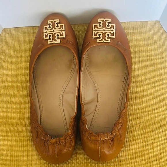 Tory Burch Royal Tan Leather Flats with TB Metallic Gold plated Logo-Pre-Owned - Picture 4 of 16